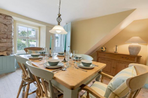 Tradewinds, Characterful 3 Bedroom Fisherman's Cottage in the Heart of Brixham Town Centre, Sleeps 6 & Pet Friendly